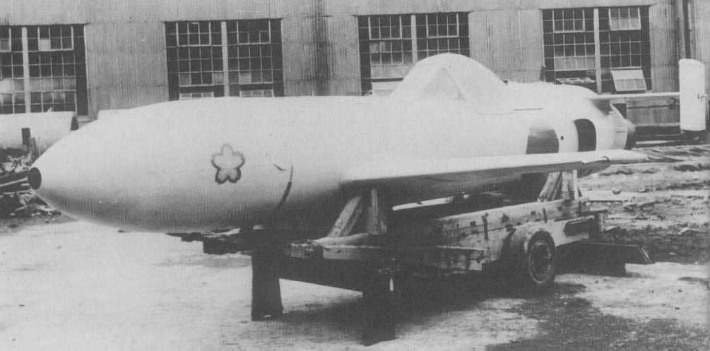 摆放在户外的樱花22型(MXY-7 Model 22),其采用喷气发动机替换11型的火箭发动机,因此在其弹体后侧可以明显看到进气口。
