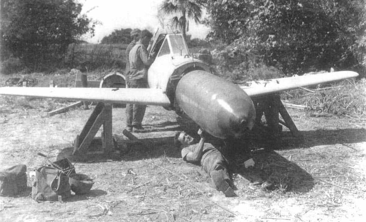 1945年4月,冲绳读谷机场,美军技术人员正在拆除一架樱花特攻机(MXY-7)的战斗部。