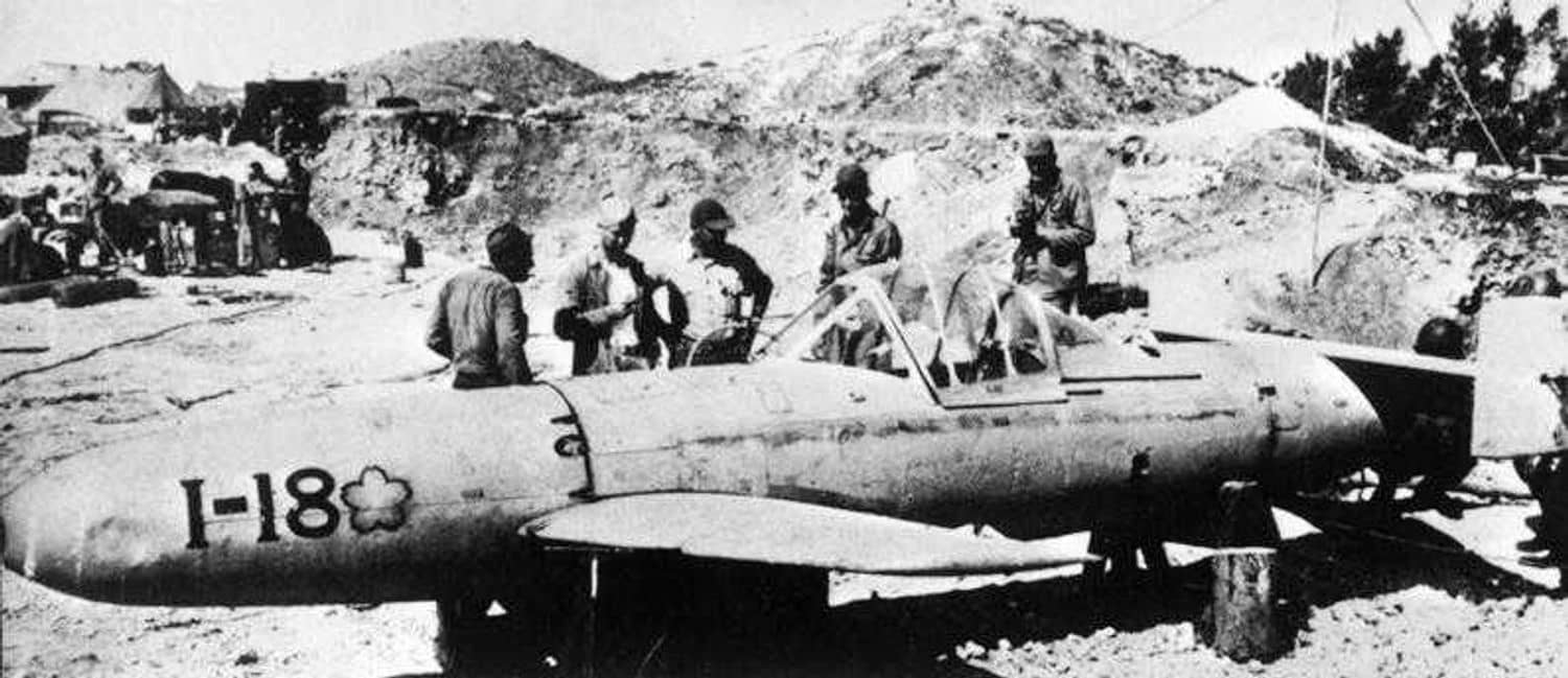 1945年冲绳战役期间,在机场被美军缴获的日本海军樱花特攻机(MXY-7,「I-18」号)。