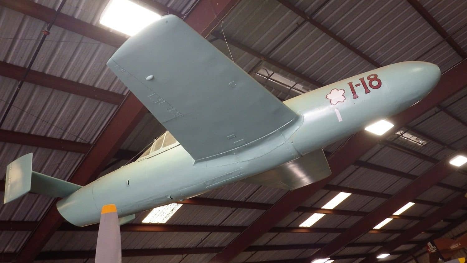 按照「I-18」号复原展出的樱花特攻机(MXY-7)模型,可见其细长如鱼雷的弹体与小型机翼布局。