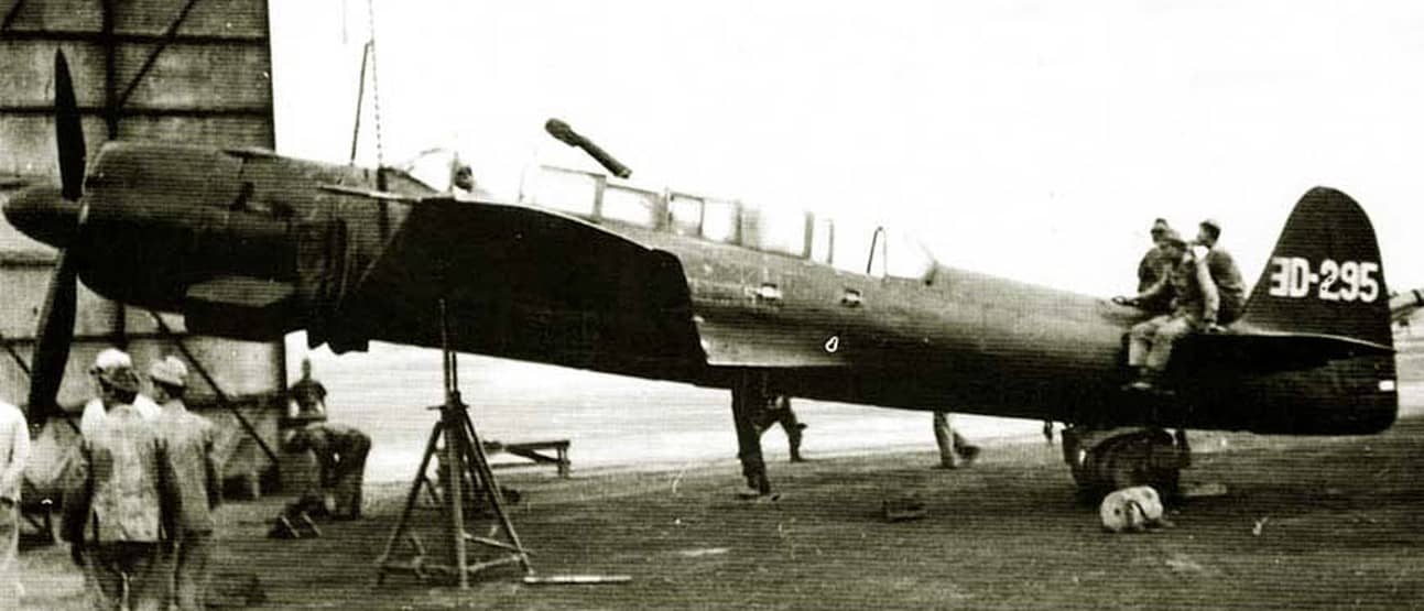 编号「ヨD-295」、正在维修中的彩云一一型-S(C6N1-S)侧面照。