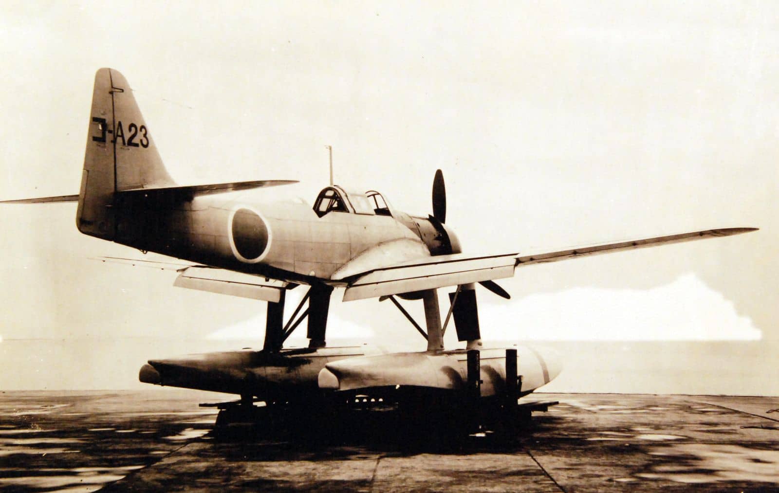 1944年,美军在马绍尔群岛夸贾林环礁缴获的零式水上侦察机(E13A)。