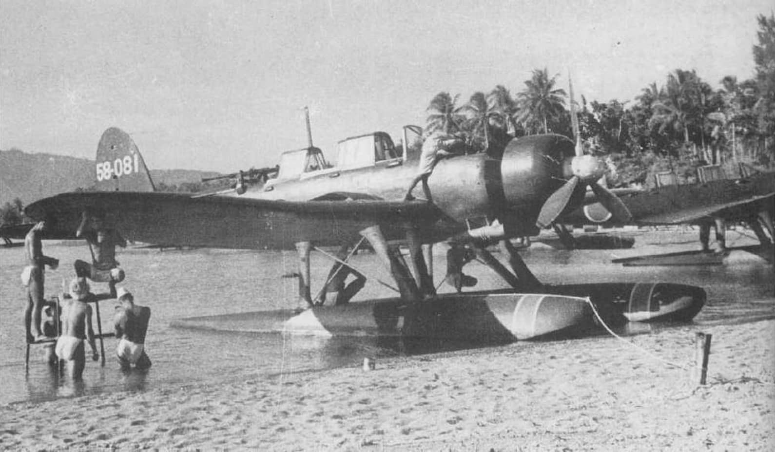 1943年6月,一架处于维护期间的零式水上侦察机(E13A)。其编号「58-081」表面其隶属于在拉包尔执行反潜巡逻和侦察任务的第958海军航空队,注意其7.7毫米机枪已经被改装为九九式20毫米机炮。