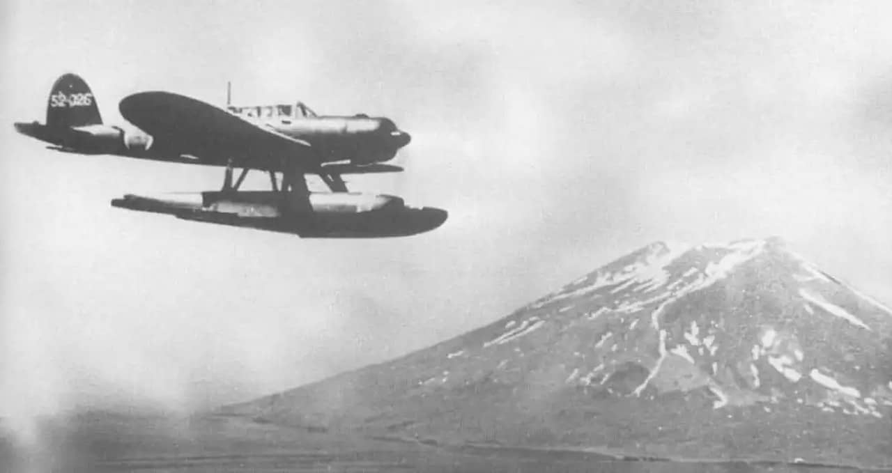 一架第452海军航空队的零式水上侦察机(E13A)在富士山上空附近飞行,这是日本海军和陆军飞机的常用宣传画面,甚至连被日军俘获的盟军飞机也会运到富士山下打卡拍照。