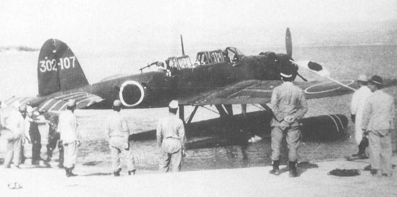 一架隶属于第302海军航空队的零式水侦在执行又一次巡逻任务前,由维修人员送行。注:第302海军航空队是一支截击机部队,在战争的最后一年非常活跃。虽然他们装备过多种机型,但这架水上侦察机却有些特殊。水平尾翼上的白色条纹是用于辅助后座机枪手的偏转导轨,而垂直尾翼上的红色条纹则表明这是一架配备雷达的飞机。
