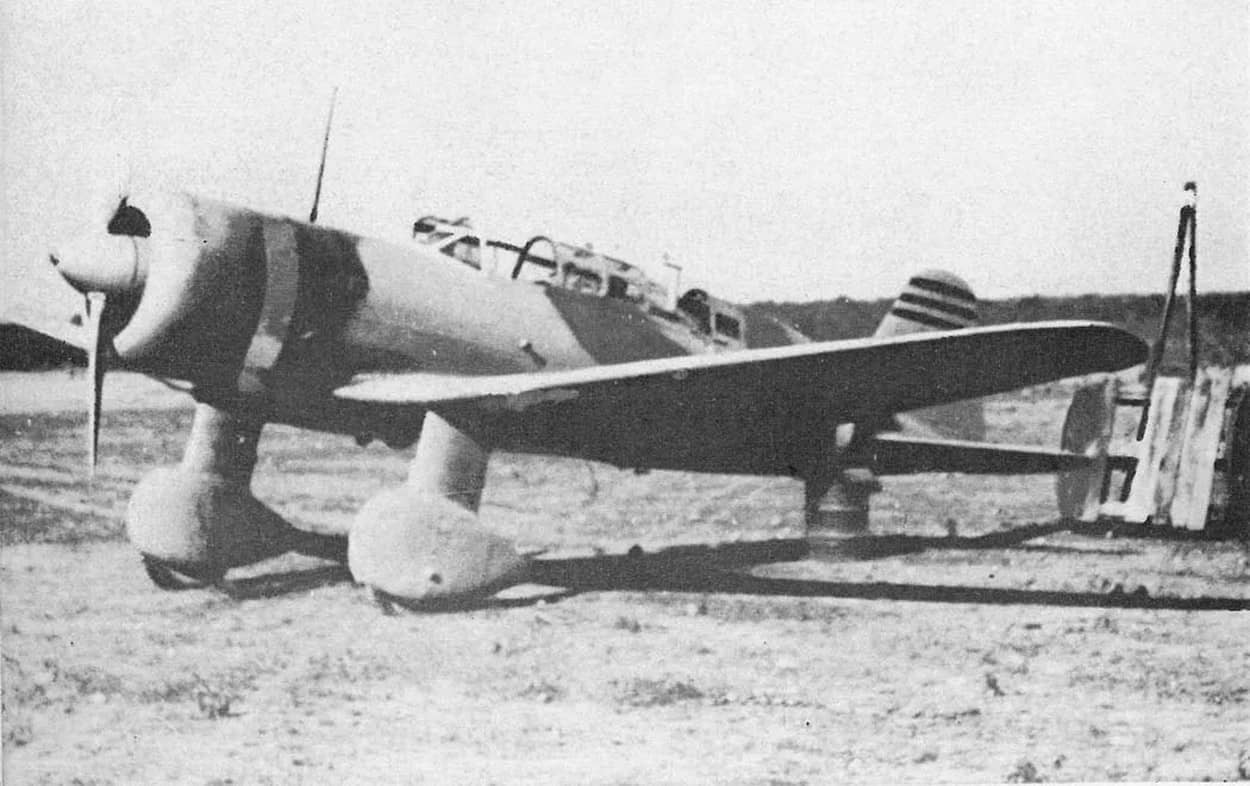 一架迷彩涂装、在作油料补给的九七式司侦二型（Ki-15-II）。