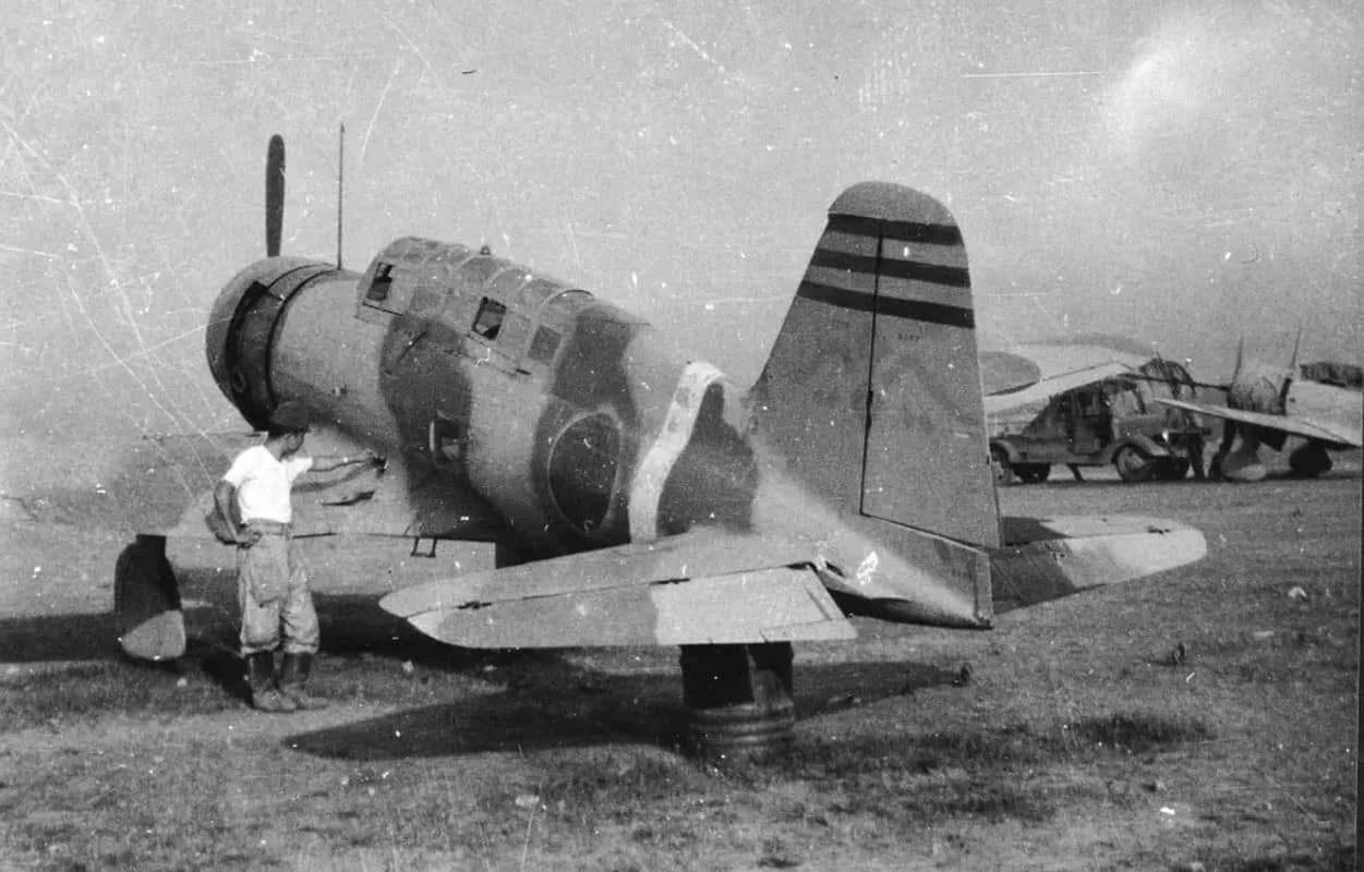 同样是在作油料补给的九七式司侦二型（Ki-15-II），这是从另一个侧后角度拍摄的照片。