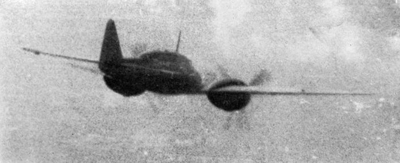 1943年,布干维尔群岛上空遭美军F6F「地狱猫」战斗机追击的百式司侦「Dinah」(Ki-46)高速脱离。