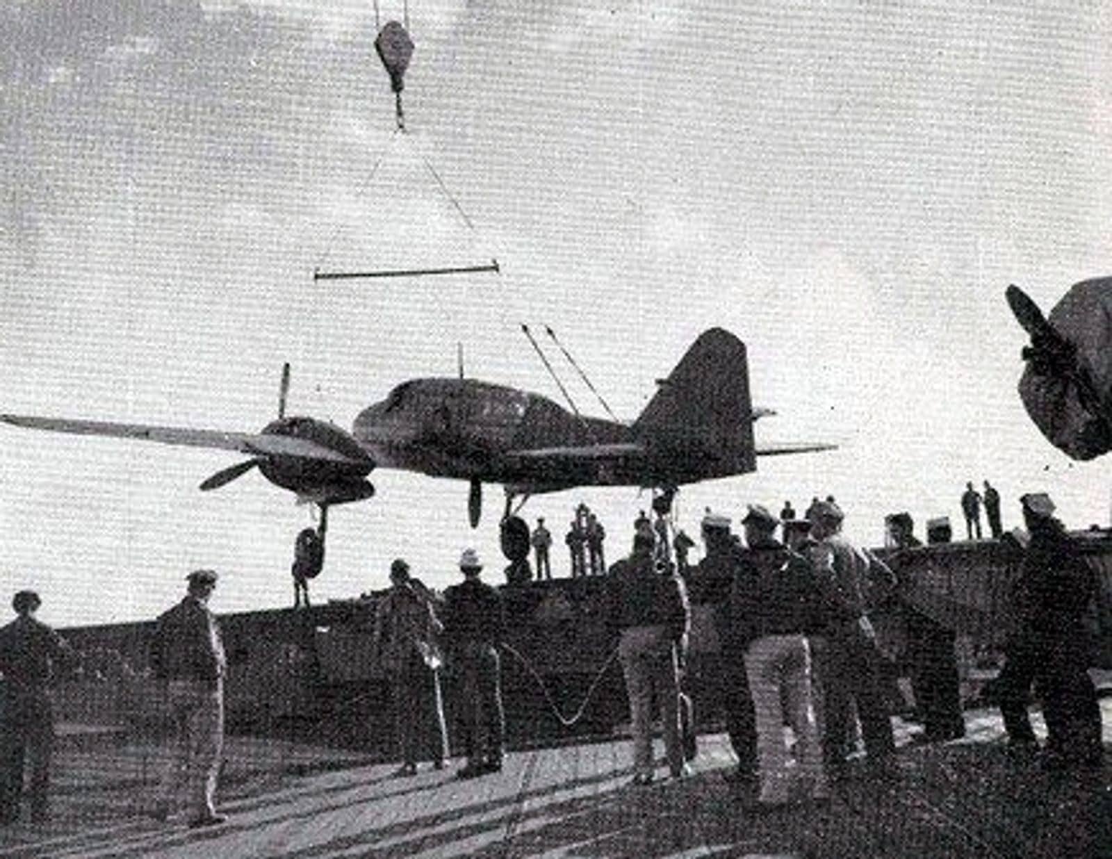1944年,一架被美军缴获的百式司侦(Ki-46)搭载护航航空母舰「阿塔」号前往美国接受测试评估。