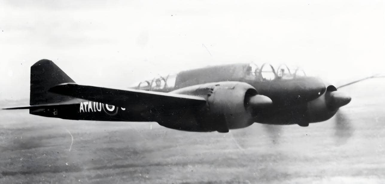 一架隶属 ATAIU–SEA(Allied Technical Air Intelligence Unit for South East Asia,东南亚盟军技术航空情报组,主要由英国空军和美国空军组成的情报机构)的百式司侦三型(Ki-46-III)正在作飞行评估测试。