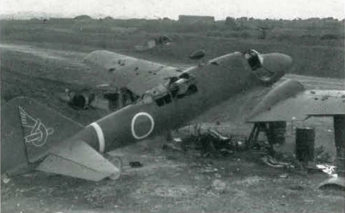 1945年6月,冲绳岛上一架一架被遗弃的百式司侦二型(Ki-46-II)。