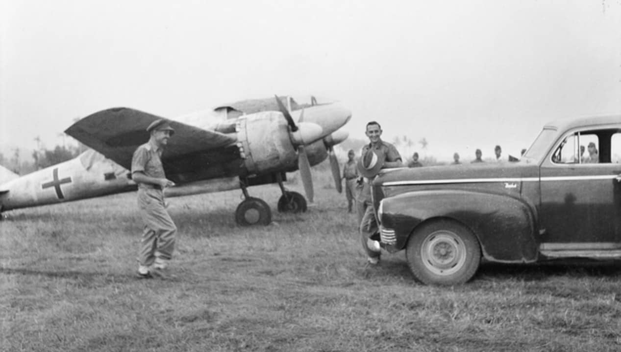 1945年10月3日,荷属东印度皇家陆军(KNIL)在苏拉威西岛美娜多(Menado)缴获了一架三菱百式司侦三型(Ki-46-III)飞机,该机通体漆成白色,机身后部绘有绿色十字的投降标识。