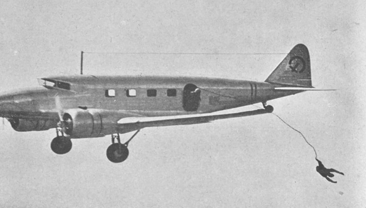 作为空中挺进部队(即日本陆军空降部队,包括日本陆军辖下的伞兵与滑翔机部队)伞降训练机使用的九七式运输机(Ki-34)。其机体垂尾上绘制的「圆中十字」标识,便是象征降落伞的空挺部队队徽。