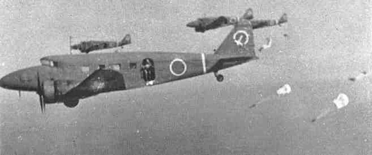 空挺部队的九七式运输机(Ki-34)进行编队空投。