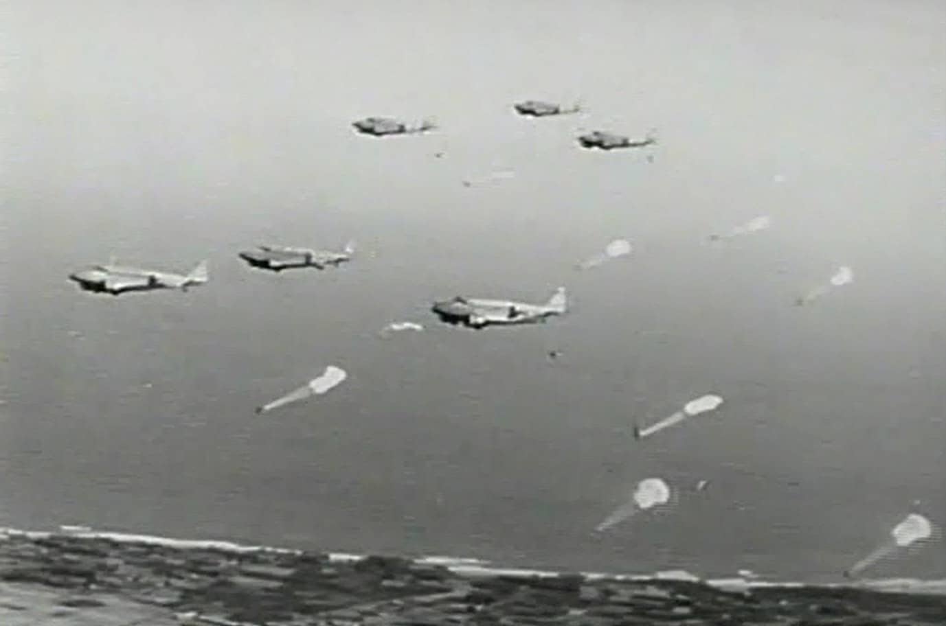 搭载伞兵的九七式运输机(Ki-34)进行编队空投的画面。这幅图同样出自电影《加藤隼战斗队》。