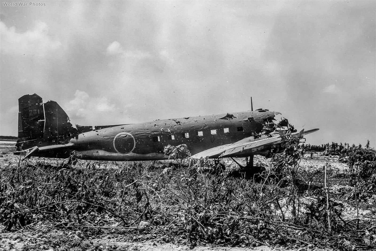 1944年6月,一架在塞班岛上损毁的零式运输机二二型(L2D3)。