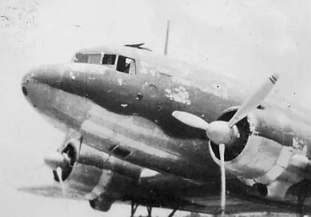1943年前后,一架停驻在日本某基地的零式运输机十一型(L2D2)机头特写。该机是美国道格拉斯授权日本生产的DC-3日本化版本,其盟军代号为「Tabby」(虎斑猫),就数量而言,它是二战期间日本最重要的运输机。