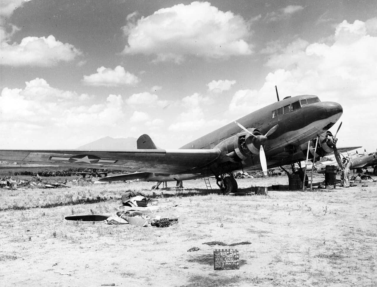 1945年5月,菲律宾棉兰老岛克拉克航空站,一架被美军缴获并涂上了美军标识的昭和零式运输机二二型(L2D3)或二二型的货运版(L2D3-L)运输机。