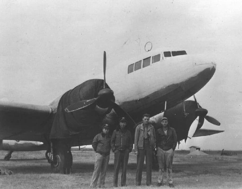 1945年,中国航空公司(CNAC)的飞行员与一架战后从日军手中缴获的昭和零式运输机二二型(L2D3,也有可能是货运版本L2D3-L)合影。