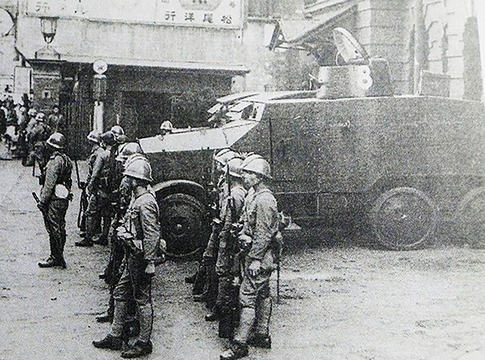1944年底,中国抗日战场,驻守在上海城区的一辆91式六轮装甲车,侵华日军正在车前集合,该车安装的是在公路行驶的轮胎。