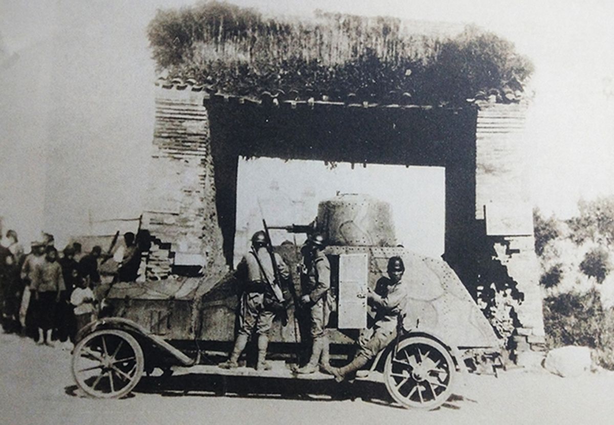 1932年,九一八事变后一辆侵华日军87式四轮装甲车进入东北地区沈阳城。