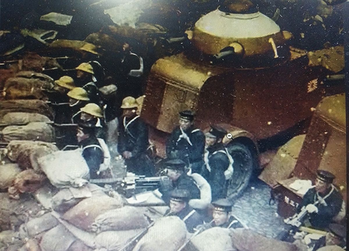 1932年,一二八事变,侵占上海的日本海军陆战队在一辆87式四轮装甲车的火力支援下进行阵地防守。