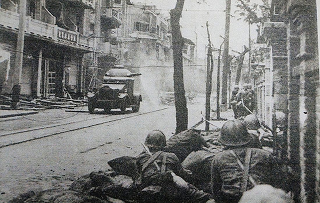 1932年,上海一二八事变中,一辆日军87式四轮装甲车正在街道上支援侵华日军步兵的进攻。