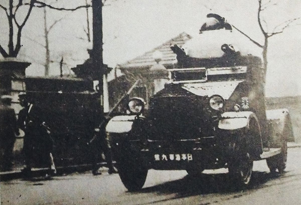 1932年,一二八事变中,在上海江湾路的一辆侵华日军87式四轮装甲车。