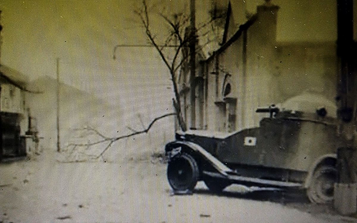 1932年,上海一二八事变中,一辆侵华日军的87式四轮装甲车正在街角处向中国抗日军队阵地开火。
