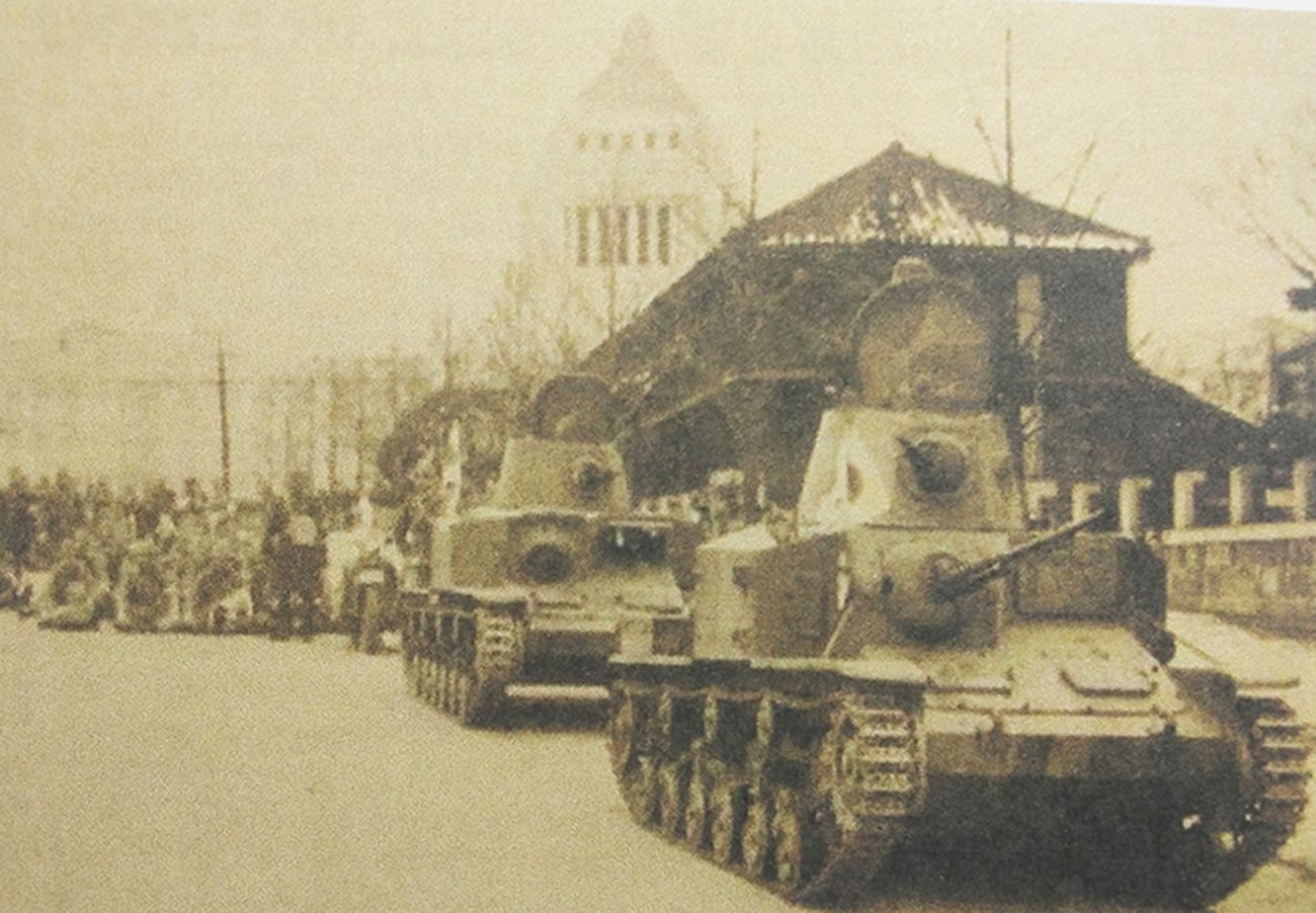 二战前的30年代中期,行驶在城市大街上的一支日军92式履带式骑兵装甲车队。此型车主要装备日军骑兵旅团和野战师团的骑兵联队,执行战场上火力支援、快速突袭和追击歼敌的任务。