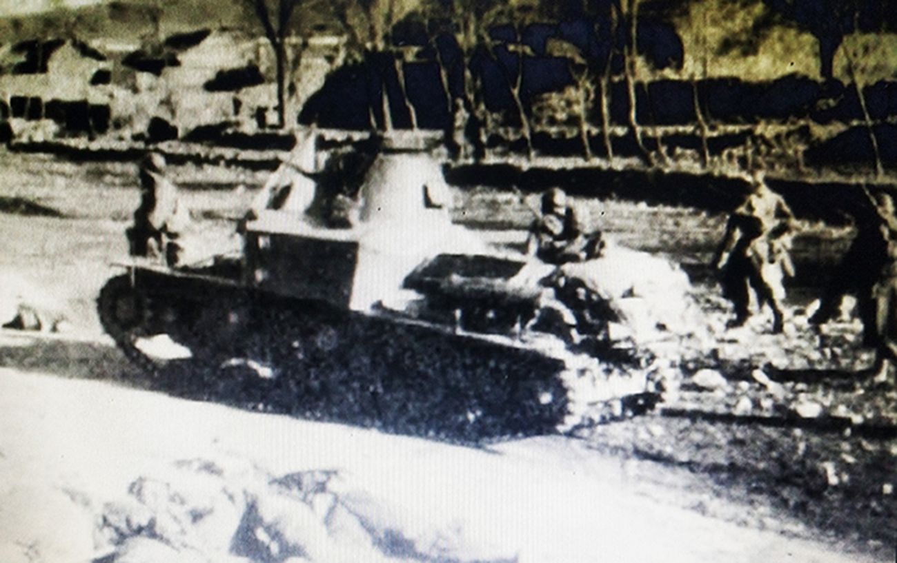 二战期间,中国抗日战场上,侵华日军步兵在一辆日军92式履带式骑兵装甲车的支援下进行作战。
