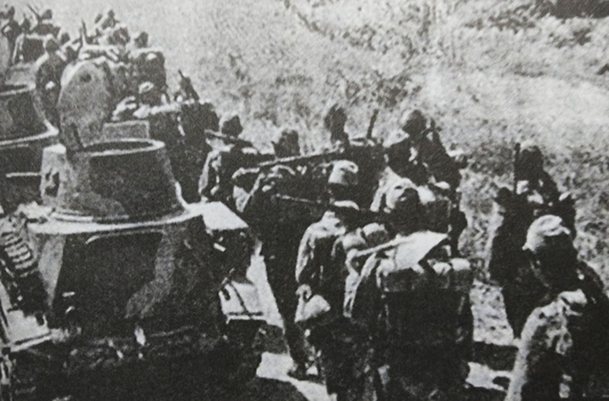 1938年,中国抗日战场上,一队侵华日军随着97式履带式骑兵装甲车一同向武汉前线开进。