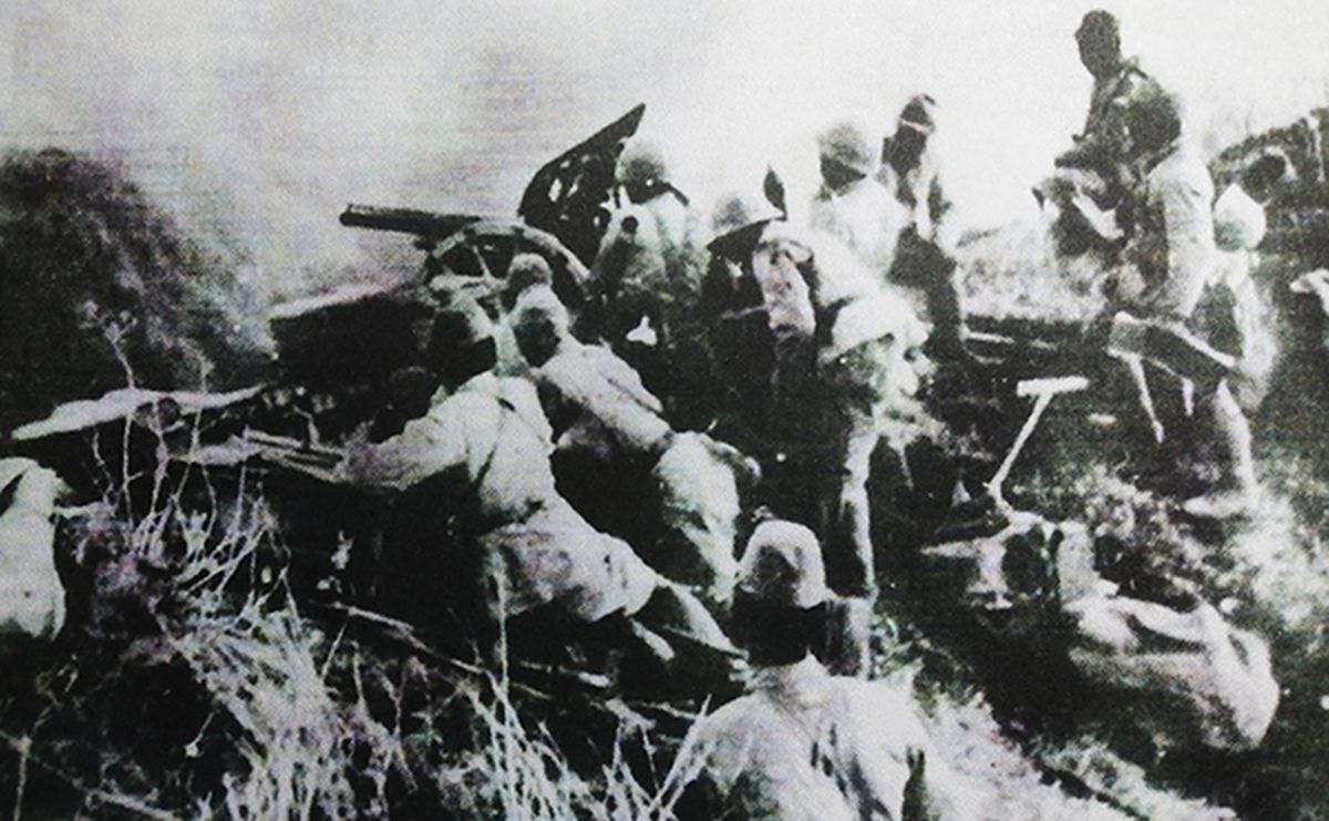 1944年，东南亚战场菲律宾，日军正在一门明治38式105毫米野炮的火力支援下，阻击进攻的美军。