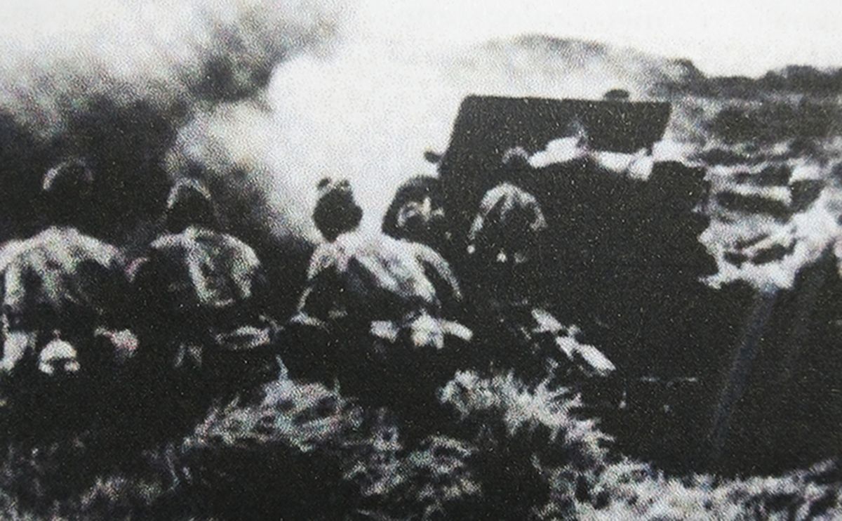 1938年，蒙古地区，一门正在开炮射击的日军大正四年式150毫米野战榴弹炮。