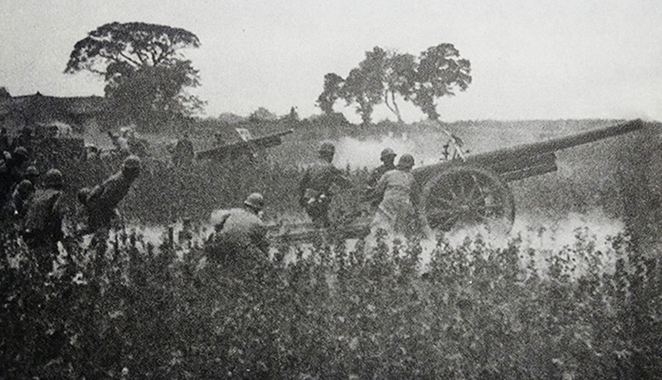 1938年10月，中国抗日战场武汉地区，侵华日军的89式150毫米野战加农炮正在为进攻武昌的日军提供远程火力支援。