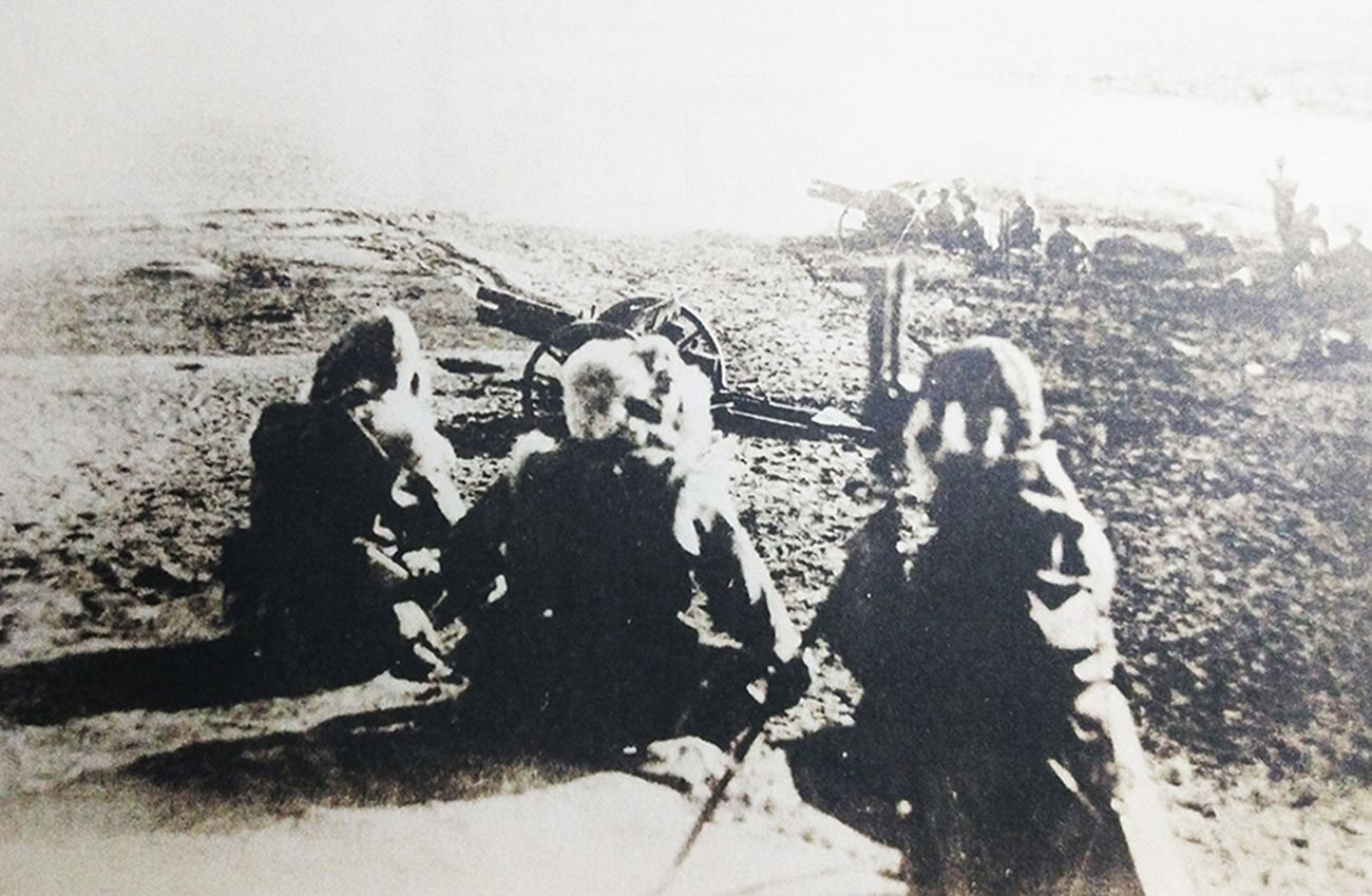 1931年11月，中国东北黑龙江地区，侵华日军多门41式75毫米山炮正在开炮轰击坚守江桥的中国抗日军队阵地。