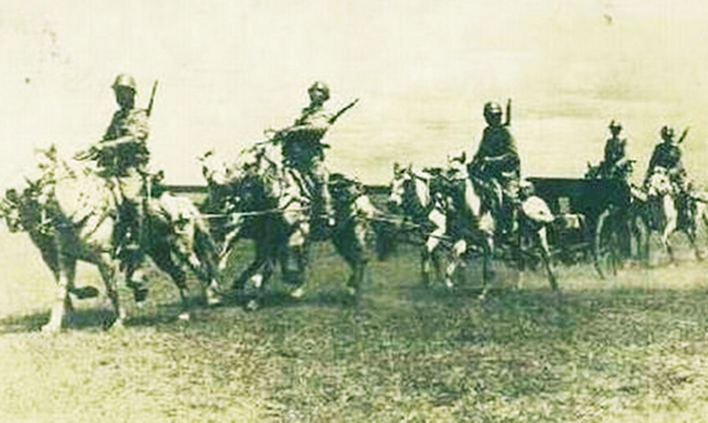 中国抗日战场，侵华日军骑兵部队的一个炮兵小队正用军马牵引着1门41式75毫米山炮行进。