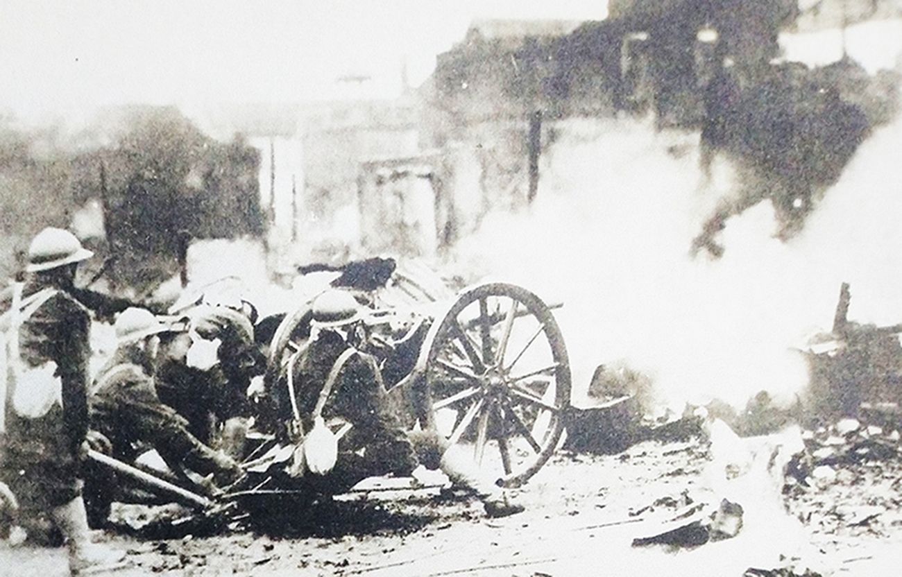 1937年，中国抗日战场上海，日本海军陆战队炮兵小队用75毫米山炮轰击坚守城区的中国抗日军队阵地。