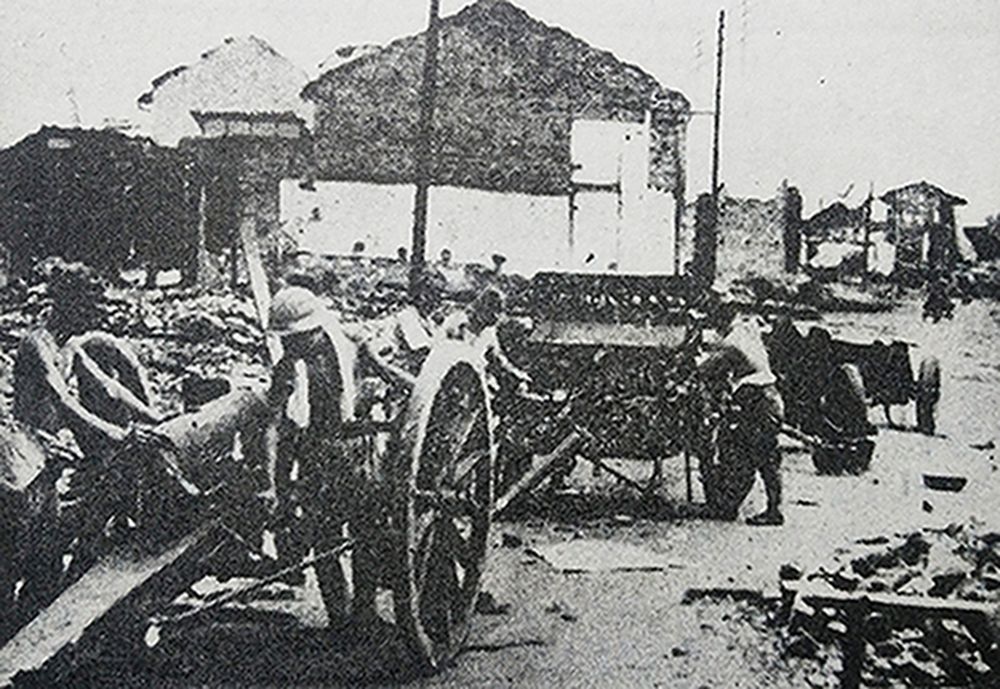 1942年12月，中国战场湘西会战，驻守常德的中国抗日军队与日军展开了激烈战斗，最终因无法得到支援而在坚守10多天后被日军攻入常德城。图为日军将攻城的38式75毫米野炮与弹药车推进至城中街道。