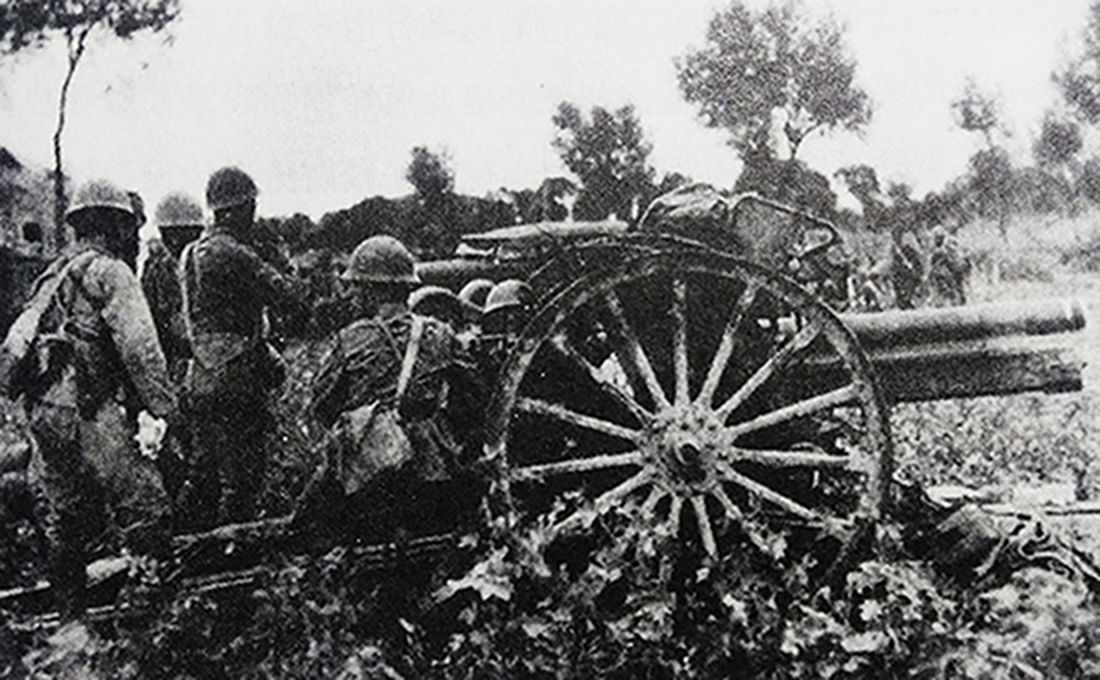 中国抗日战场，1937年卢沟桥事变中，侵华日军1门明治38式75毫米野炮正在向坚守南宛城的中国抗日军队开炮。
