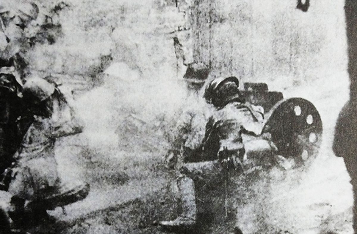 中国抗日战场，在武汉会战中，日军步兵炮分队的一门92式70毫米步兵炮为进攻霍山的日军步兵提供火力支援。