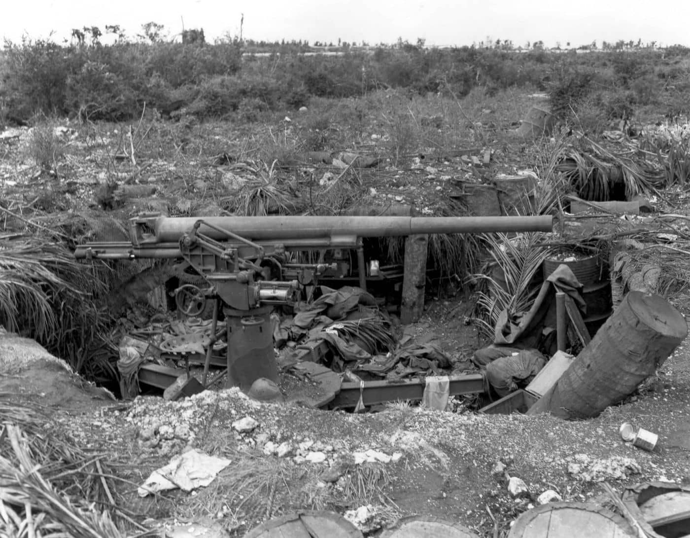 关岛上日军八八式75毫米高射炮炮兵阵地,摄于「马里亚纳群岛战役」期间。八八式75毫米高射炮被大量部署于日军占据的岛屿要点用于防空。