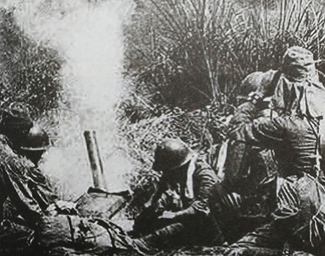 1938年7月,中国抗日战场,武汉地区,一处隐藏在草丛中的日军迫击炮阵地,一门80毫米轻型迫击炮正在对坚守武汉的中国抗日部队发起炮击。