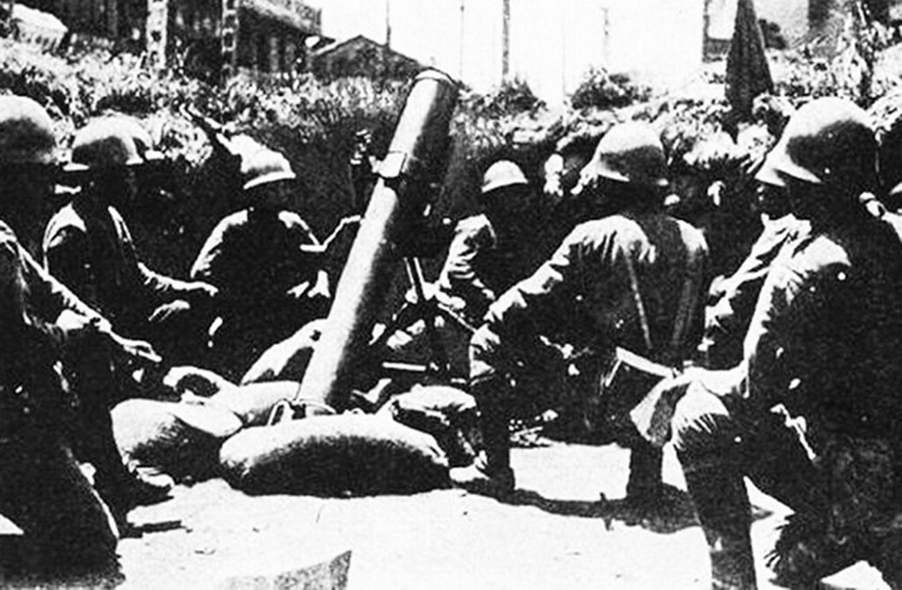 二战亚洲战场,部署在城市街道工事中的一门日军96式150毫米中型迫击炮。