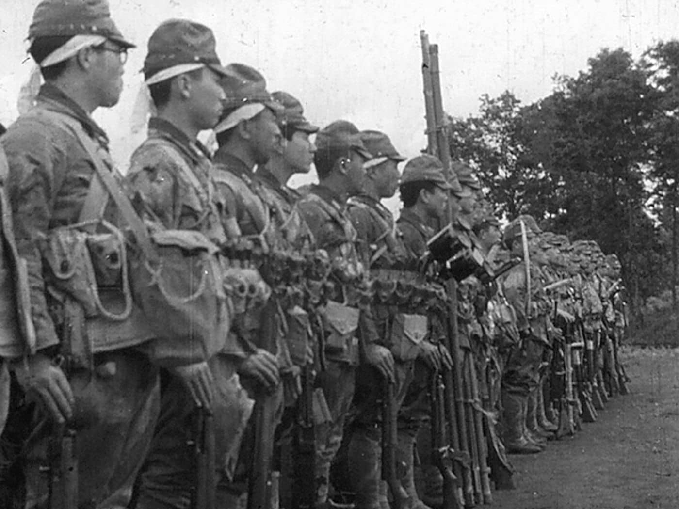 1945年,日军「义烈空挺队」出击前的行军场景。该部队在「冲绳岛战役」期间曾空降突击美军读谷机场,伞兵多携带一〇〇式冲锋枪等自动武器,是这款冲锋枪在实战中的代表性使用。