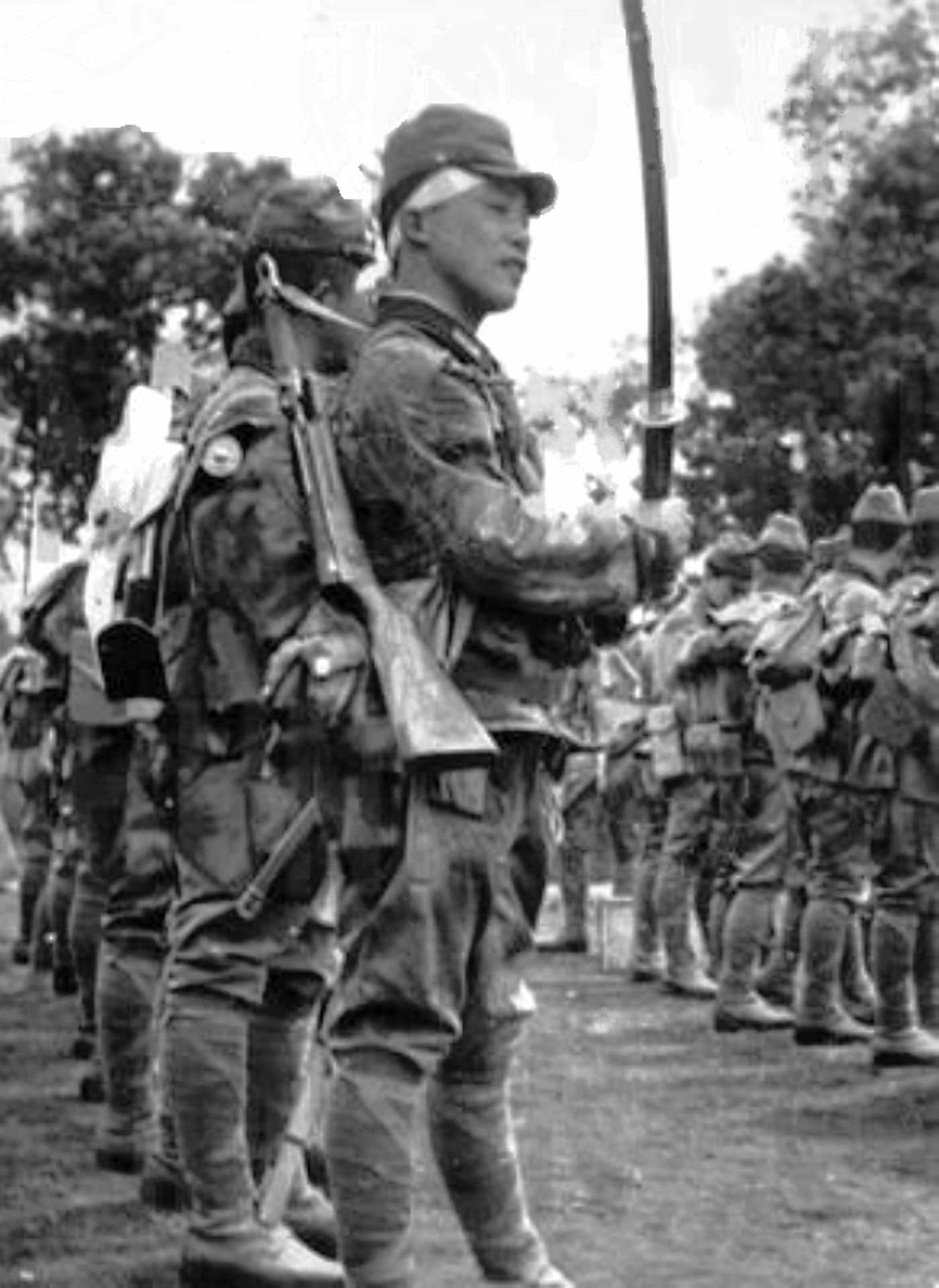1945年5月,一名「义烈空挺队」伞兵手持一〇〇式冲锋枪与军刀,准备出击突击冲绳的肯肯机场。一〇〇式冲锋枪是日军伞兵与特种部队的标准自动武器。