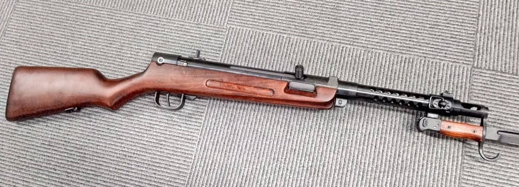 一〇〇式冲锋枪实物模型。