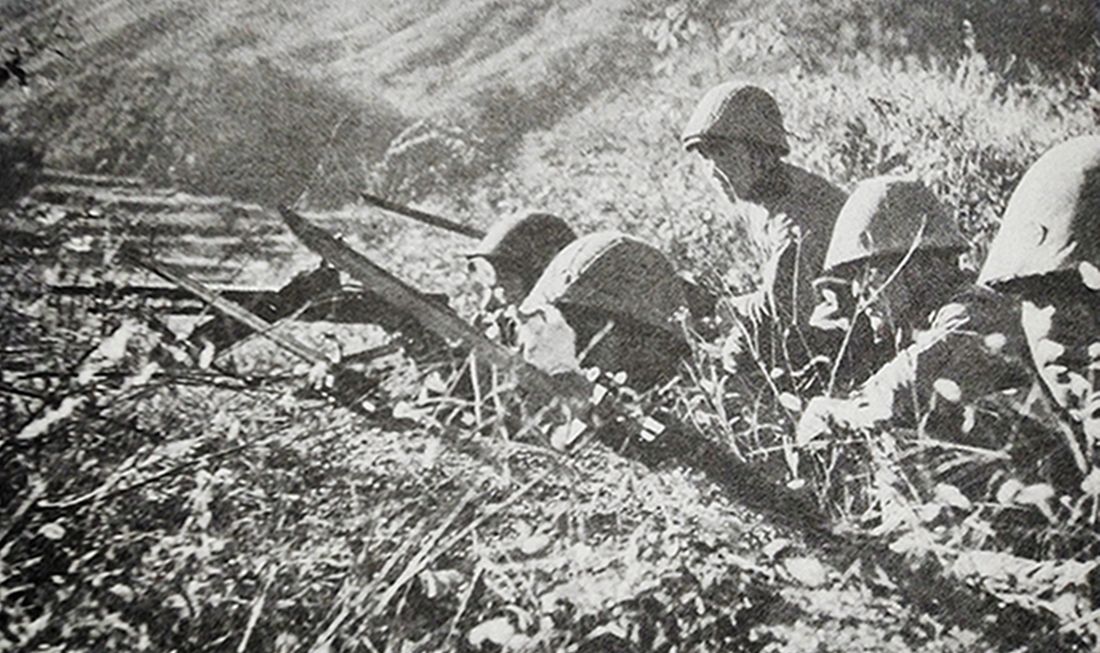 中国抗日战场,手持三八式步枪的日军士兵在战壕中待命,准备进攻中国军队阵地。
