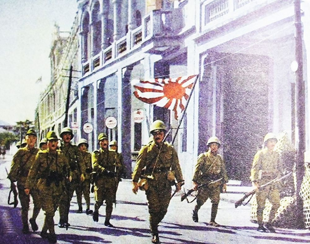 1941年12月,东南亚战场,日军进攻吕宋岛,攻占马尼拉的日军行走在城市街道上,士兵手中皆持有三八式步枪。
