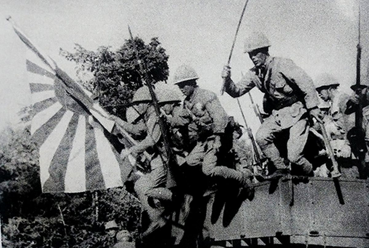 1941年底,太平洋战场,日军进攻威克岛,登陆后的一名日本海军陆战队士兵手持三八式步枪从机动车上跳下,向美军阵地发动进攻。